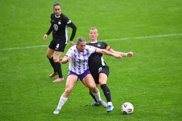 Soccer Google Pixel Womens Bundesliga Season 2025 2026 5 Matchday SGS Essen VfL Wolfsburg on 04 10 2025 at Stadion an der Hafenstraße in Essen Ramona Maier SGS Essen , left Alexandra Popp VfL Wolfsburg , right Caitlin Dijkstra VfL Wolfsburg , back DFB regulations prohibit any use of photographs as image sequences and or quasi video Nordrhein Westfalen Germany