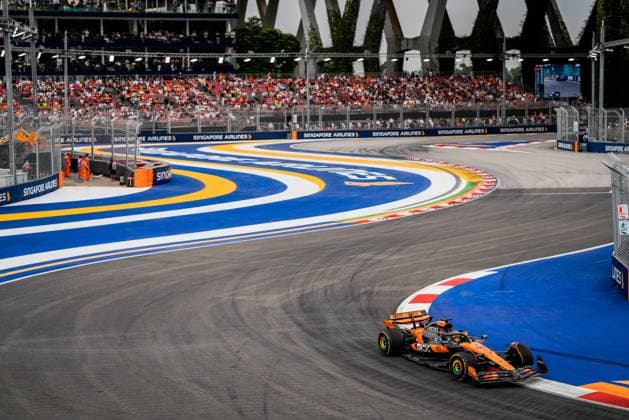 Formula 1 Singapore Airlines Singapore Grand Prix 2025 Alexis Perrin OVERTAKE MAXPPP - Singapore 04 10 2025 81 PIASTRI Oscar (aus), McLaren F1 Team, action at the Formula 1 Singapore Airlines Singapore Grand Prix 2025, the 18th round of the 2025 FIA Formula 1 World Championship, WM, Weltmeisterschaft at the Marina Bay Street Circuit in Singapore, Singapore, from 2 to 5 October 2025 Singapore Marina Bay Street Circuit Singapore  Copyright: xOVERTAKE MAXPPPxAlexisxPerrinx OVT202510041266 OVT202510041266