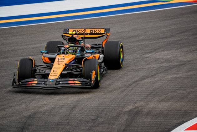 Formula 1 Singapore Airlines Singapore Grand Prix 2025 Remy Midez OVERTAKE MAXPPP - Singapore 04 10 2025 04 NORRIS Lando (gbr), McLaren F1 Team, action at the Formula 1 Singapore Airlines Singapore Grand Prix 2025, the 18th round of the 2025 FIA Formula 1 World Championship, WM, Weltmeisterschaft at the Marina Bay Street Circuit in Singapore, Singapore, from 2 to 5 October 2025 Singapore Marina Bay Street Circuit Singapore  Copyright: xOVERTAKE MAXPPPxRemyxMidezx OVT202510041282 OVT202510041282