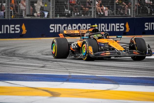 Formula 1 Singapore Airlines Singapore Grand Prix 2025 Remy Midez OVERTAKE MAXPPP - Singapore 04 10 2025 04 NORRIS Lando (gbr), McLaren F1 Team, action at the Formula 1 Singapore Airlines Singapore Grand Prix 2025, the 18th round of the 2025 FIA Formula 1 World Championship, WM, Weltmeisterschaft at the Marina Bay Street Circuit in Singapore, Singapore, from 2 to 5 October 2025 Singapore Marina Bay Street Circuit Singapore  Copyright: xOVERTAKE MAXPPPxRemyxMidezx OVT202510041284 OVT202510041284