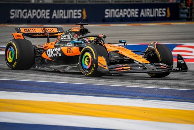 Formula 1 Singapore Airlines Singapore Grand Prix 2025 Remy Midez OVERTAKE MAXPPP - Singapore 04 10 2025 81 PIASTRI Oscar (aus), McLaren F1 Team, action at the Formula 1 Singapore Airlines Singapore Grand Prix 2025, the 18th round of the 2025 FIA Formula 1 World Championship, WM, Weltmeisterschaft at the Marina Bay Street Circuit in Singapore, Singapore, from 2 to 5 October 2025 Singapore Marina Bay Street Circuit Singapore  Copyright: xOVERTAKE MAXPPPxRemyxMidezx OVT202510041285 OVT202510041285