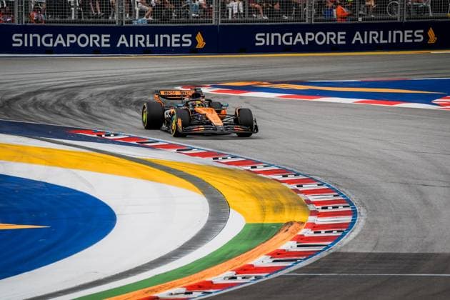 Formula 1 Singapore Airlines Singapore Grand Prix 2025 Remy Midez OVERTAKE MAXPPP - Singapore 04 10 2025 81 PIASTRI Oscar (aus), McLaren F1 Team, action at the Formula 1 Singapore Airlines Singapore Grand Prix 2025, the 18th round of the 2025 FIA Formula 1 World Championship, WM, Weltmeisterschaft at the Marina Bay Street Circuit in Singapore, Singapore, from 2 to 5 October 2025 Singapore Marina Bay Street Circuit Singapore  Copyright: xOVERTAKE MAXPPPxRemyxMidezx OVT202510041286 OVT202510041286