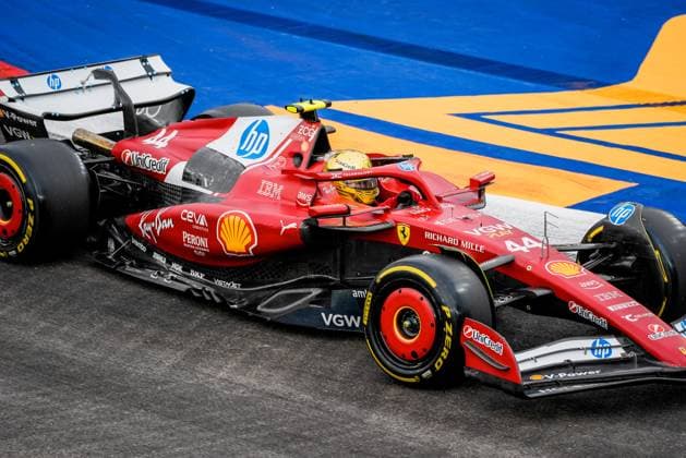 Formula 1 Singapore Airlines Singapore Grand Prix 2025 Remy Midez OVERTAKE MAXPPP - Singapore 04 10 2025 44 HAMILTON Lewis (gbr), Scuderia Ferrari HP, action at the Formula 1 Singapore Airlines Singapore Grand Prix 2025, the 18th round of the 2025 FIA Formula 1 World Championship, WM, Weltmeisterschaft at the Marina Bay Street Circuit in Singapore, Singapore, from 2 to 5 October 2025 Singapore Marina Bay Street Circuit Singapore  Copyright: xOVERTAKE MAXPPPxRemyxMidezx OVT202510041287 OVT202510041287