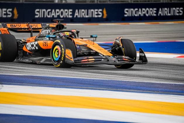 Formula 1 Singapore Airlines Singapore Grand Prix 2025 Remy Midez OVERTAKE MAXPPP - Singapore 04 10 2025 81 PIASTRI Oscar (aus), McLaren F1 Team, action at the Formula 1 Singapore Airlines Singapore Grand Prix 2025, the 18th round of the 2025 FIA Formula 1 World Championship, WM, Weltmeisterschaft at the Marina Bay Street Circuit in Singapore, Singapore, from 2 to 5 October 2025 Singapore Marina Bay Street Circuit Singapore  Copyright: xOVERTAKE MAXPPPxRemyxMidezx OVT202510041291 OVT202510041291
