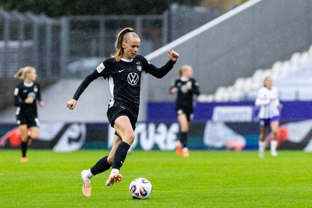 Google Pixel Frauen Bundesliga SGS Essen VfL Wolfsburg 04 10 2025 Vivien Endemann VfL Wolfsburg, 25 Google Pixel Frauen Bundesliga SGS Essen VfL Wolfsburg Stadion an der Hafenstraße, Essen, 04 10 2025 DFL regulations prohibit any use of photographs as image sequences and or quasi video Copyright: xBEAUTIFULxSPORTS Buriakovx