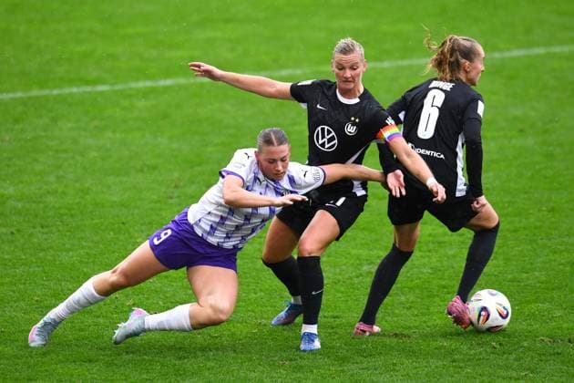 Soccer Google Pixel Womens Bundesliga Season 2025 2026 5 Matchday SGS Essen VfL Wolfsburg on 04 10 2025 at Stadion an der Hafenstraße in Essen Ramona Maier SGS Essen , left Alexandra Popp VfL Wolfsburg , center Janina Minge VfL Wolfsburg , right DFB regulations prohibit any use of photographs as image sequences and or quasi video Nordrhein Westfalen Germany
