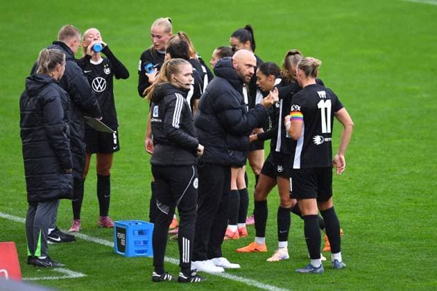 Soccer Google Pixel Womens Bundesliga Season 2025 2026 5 Matchday SGS Essen VfL Wolfsburg on 04 10 2025 at Stadion an der Hafenstraße in Essen Stephan Lerch Trainer VfL Wolfsburg , mitte spricht mit den Spielerinnen DFB regulations prohibit any use of photographs as image sequences and or quasi video Nordrhein Westfalen Germany