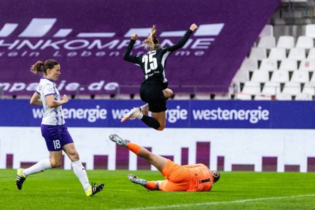 Google Pixel Frauen Bundesliga SGS Essen VfL Wolfsburg 04 10 2025 Vivien Endemann VfL Wolfsburg, 25 , Kim Sindermann SGS Essen, 1 Google Pixel Frauen Bundesliga SGS Essen VfL Wolfsburg Stadion an der Hafenstraße, Essen, 04 10 2025 DFL regulations prohibit any use of photographs as image sequences and or quasi video Copyright: xBEAUTIFULxSPORTS Buriakovx