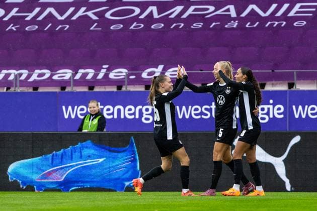 Google Pixel Frauen Bundesliga SGS Essen VfL Wolfsburg 04 10 2025 VfL Wolfsburg celebrates the goal, 0 1 by Ella Pedemors VfL Wolfsburg, 5 Google Pixel Frauen Bundesliga SGS Essen VfL Wolfsburg Stadion an der Hafenstraße, Essen, 04 10 2025 DFL regulations prohibit any use of photographs as image sequences and or quasi video Copyright: xBEAUTIFULxSPORTS Buriakovx