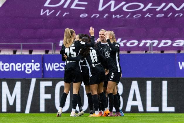 Google Pixel Frauen Bundesliga SGS Essen VfL Wolfsburg 04 10 2025 VfL Wolfsburg celebrates the goal, 0 1 by Ella Pedemors VfL Wolfsburg, 5 Google Pixel Frauen Bundesliga SGS Essen VfL Wolfsburg Stadion an der Hafenstraße, Essen, 04 10 2025 DFL regulations prohibit any use of photographs as image sequences and or quasi video Copyright: xBEAUTIFULxSPORTS Buriakovx