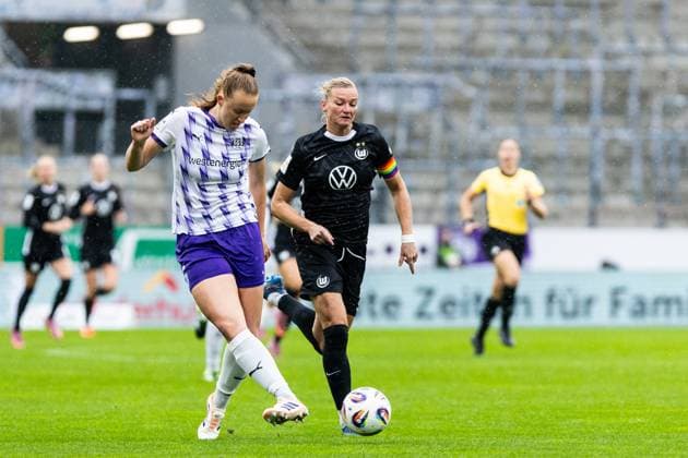 Google Pixel Frauen Bundesliga SGS Essen VfL Wolfsburg 04 10 2025 Laura Pucs SGS Essen, 15 , Alexandra Popp VfL Wolfsburg, 11 Google Pixel Frauen Bundesliga SGS Essen VfL Wolfsburg Stadion an der Hafenstraße, Essen, 04 10 2025 DFL regulations prohibit any use of photographs as image sequences and or quasi video Copyright: xBEAUTIFULxSPORTS Buriakovx