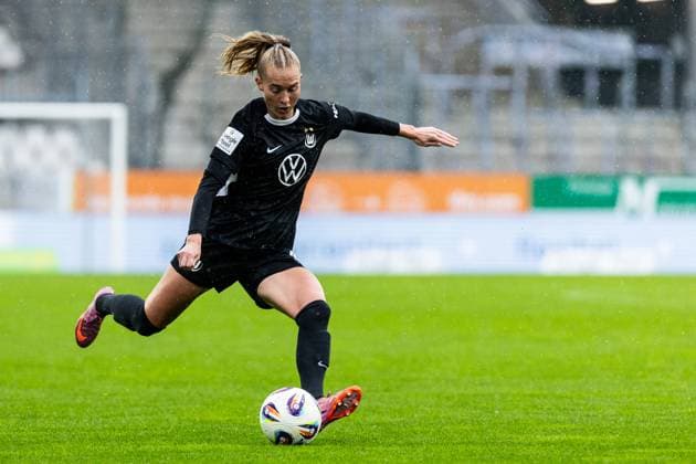 Google Pixel Frauen Bundesliga SGS Essen VfL Wolfsburg 04 10 2025 Janina Minge VfL Wolfsburg, 6 Google Pixel Frauen Bundesliga SGS Essen VfL Wolfsburg Stadion an der Hafenstraße, Essen, 04 10 2025 DFL regulations prohibit any use of photographs as image sequences and or quasi video Copyright: xBEAUTIFULxSPORTS Buriakovx
