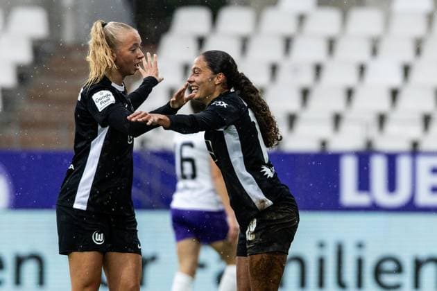 Google Pixel Frauen Bundesliga SGS Essen VfL Wolfsburg 04 10 2025 Ella Pedemors VfL Wolfsburg, 5 , Kessya Bussy VfL Wolfsburg, 19 VfL Wolfsburg celebrates the goal, 0 2 by Kessya Bussy VfL Wolfsburg, 19 Google Pixel Frauen Bundesliga SGS Essen VfL Wolfsburg Stadion an der Hafenstraße, Essen, 04 10 2025 DFL regulations prohibit any use of photographs as image sequences and or quasi video Copyright: xBEAUTIFULxSPORTS Buriakovx