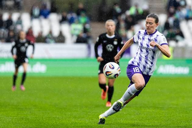 Google Pixel Frauen Bundesliga SGS Essen VfL Wolfsburg 04 10 2025 Lena Ostermeier SGS Essen, 18 Google Pixel Frauen Bundesliga SGS Essen VfL Wolfsburg Stadion an der Hafenstraße, Essen, 04 10 2025 DFL regulations prohibit any use of photographs as image sequences and or quasi video Copyright: xBEAUTIFULxSPORTS Buriakovx