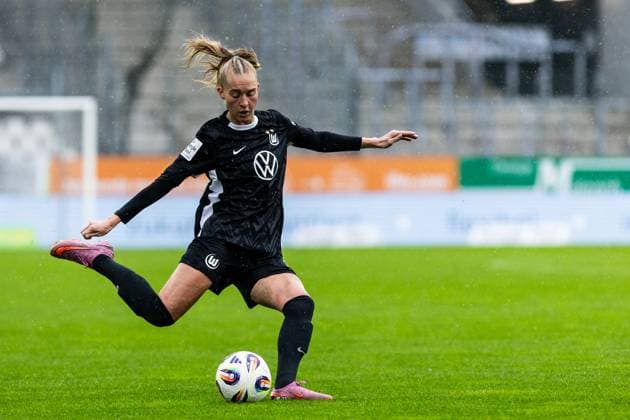 Google Pixel Frauen Bundesliga SGS Essen VfL Wolfsburg 04 10 2025 Janina Minge VfL Wolfsburg, 6 Google Pixel Frauen Bundesliga SGS Essen VfL Wolfsburg Stadion an der Hafenstraße, Essen, 04 10 2025 DFL regulations prohibit any use of photographs as image sequences and or quasi video Copyright: xBEAUTIFULxSPORTS Buriakovx