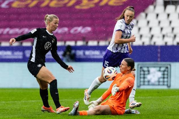 Google Pixel Frauen Bundesliga SGS Essen VfL Wolfsburg 04 10 2025 Justine Kielland VfL Wolfsburg, 18 , Kim Sindermann SGS Essen, 1 Google Pixel Frauen Bundesliga SGS Essen VfL Wolfsburg Stadion an der Hafenstraße, Essen, 04 10 2025 DFL regulations prohibit any use of photographs as image sequences and or quasi video Copyright: xBEAUTIFULxSPORTS Buriakovx