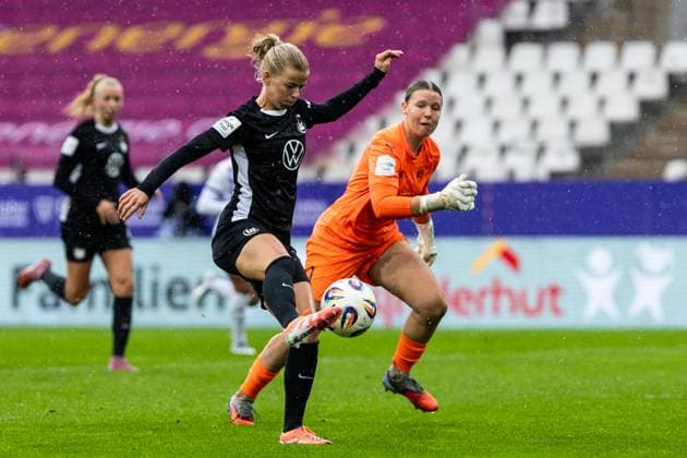 Google Pixel Frauen Bundesliga SGS Essen VfL Wolfsburg 04 10 2025 Justine Kielland VfL Wolfsburg, 18 , Kim Sindermann SGS Essen, 1 Google Pixel Frauen Bundesliga SGS Essen VfL Wolfsburg Stadion an der Hafenstraße, Essen, 04 10 2025 DFL regulations prohibit any use of photographs as image sequences and or quasi video Copyright: xBEAUTIFULxSPORTS Buriakovx