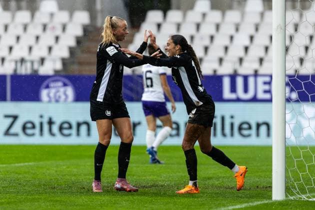 Google Pixel Frauen Bundesliga SGS Essen VfL Wolfsburg 04 10 2025 Ella Pedemors VfL Wolfsburg, 5 , Kessya Bussy VfL Wolfsburg, 19 VfL Wolfsburg celebrates the goal, 0 2 by Kessya Bussy VfL Wolfsburg, 19 Google Pixel Frauen Bundesliga SGS Essen VfL Wolfsburg Stadion an der Hafenstraße, Essen, 04 10 2025 DFL regulations prohibit any use of photographs as image sequences and or quasi video Copyright: xBEAUTIFULxSPORTS Buriakovx