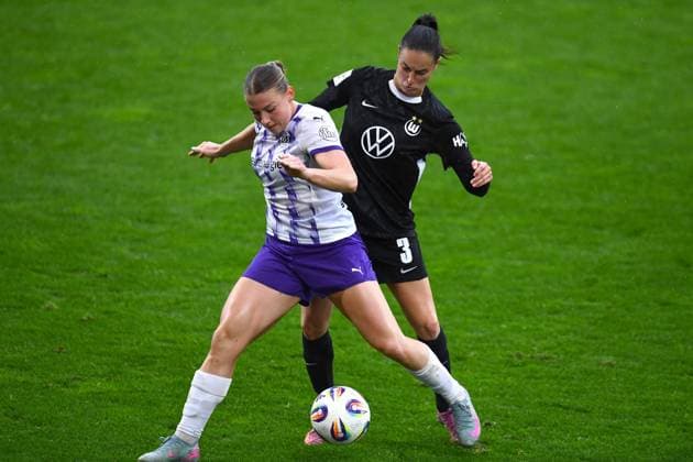 Soccer Google Pixel Womens Bundesliga Season 2025 2026 5 Matchday SGS Essen VfL Wolfsburg on 04 10 2025 at Stadion an der Hafenstraße in Essen Ramona Maier SGS Essen , front Caitlin Dijkstra VfL Wolfsburg , back DFB regulations prohibit any use of photographs as image sequences and or quasi video Nordrhein Westfalen Germany