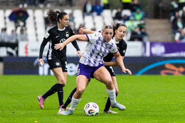 Google Pixel Frauen Bundesliga SGS Essen VfL Wolfsburg 04 10 2025 Ramona Maier SGS Essen, 9 , Joele Wedemeyer VfL Wolfsburg, 24 Google Pixel Frauen Bundesliga SGS Essen VfL Wolfsburg Stadion an der Hafenstraße, Essen, 04 10 2025 DFL regulations prohibit any use of photographs as image sequences and or quasi video Copyright: xBEAUTIFULxSPORTS Buriakovx