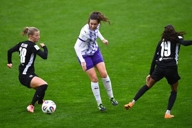 Soccer Google Pixel Womens Bundesliga Season 2025 2026 5 Matchday SGS Essen VfL Wolfsburg on 04 10 2025 at Stadion an der Hafenstraße in Essen Justine Kielland VfL Wolfsburg , left Jana Feldkamp SGS Essen , center Kessya Bussy VfL Wolfsburg , right DFB regulations prohibit any use of photographs as image sequences and or quasi video Nordrhein Westfalen Germany