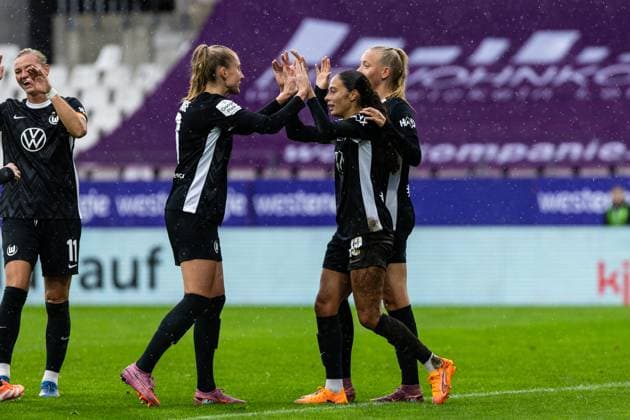 Google Pixel Frauen Bundesliga SGS Essen VfL Wolfsburg 04 10 2025 VfL Wolfsburg celebrates the goal, 0 2 by Kessya Bussy VfL Wolfsburg, 19 Google Pixel Frauen Bundesliga SGS Essen VfL Wolfsburg Stadion an der Hafenstraße, Essen, 04 10 2025 DFL regulations prohibit any use of photographs as image sequences and or quasi video Copyright: xBEAUTIFULxSPORTS Buriakovx