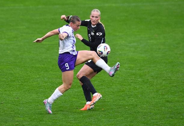 Soccer Google Pixel Womens Bundesliga Season 2025 2026 5 Matchday SGS Essen VfL Wolfsburg on 04 10 2025 at Stadion an der Hafenstraße in Essen Ramona Maier SGS Essen , front Camilla Küver VfL Wolfsburg , back DFB regulations prohibit any use of photographs as image sequences and or quasi video Nordrhein Westfalen Germany