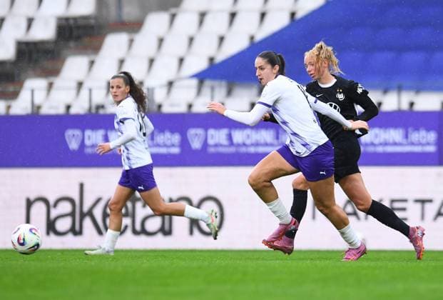 Soccer Google Pixel Womens Bundesliga Season 2025 2026 5 Matchday SGS Essen VfL Wolfsburg on 04 10 2025 at Stadion an der Hafenstraße in Essen Laureta Elmazi SGS Essen , left Ella Peddemors VfL Wolfsburg , right DFB regulations prohibit any use of photographs as image sequences and or quasi video Nordrhein Westfalen Germany