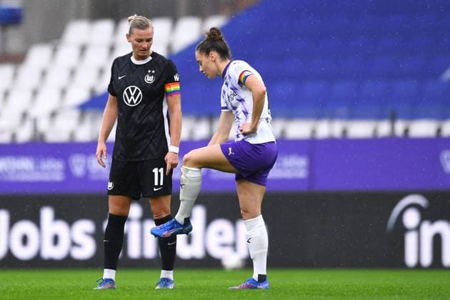 Soccer Google Pixel Womens Bundesliga Season 2025 2026 5 Matchday SGS Essen VfL Wolfsburg on 04 10 2025 at Stadion an der Hafenstraße in Essen Alexandra Popp VfL Wolfsburg , left Jacqueline Meißner SGS Essen , right DFB regulations prohibit any use of photographs as image sequences and or quasi video Nordrhein Westfalen Germany