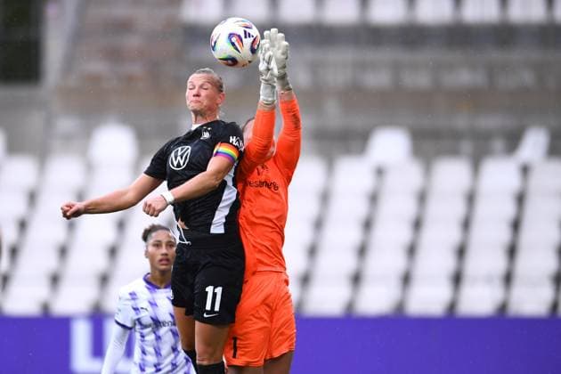 Soccer Google Pixel Womens Bundesliga Season 2025 2026 5 Matchday SGS Essen VfL Wolfsburg on 04 10 2025 at Stadion an der Hafenstraße in Essen Alexandra Popp VfL Wolfsburg , left Kim Sindermann SGS Essen , right DFB regulations prohibit any use of photographs as image sequences and or quasi video Nordrhein Westfalen Germany