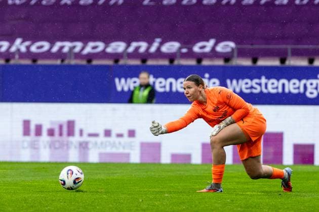 Google Pixel Frauen Bundesliga SGS Essen VfL Wolfsburg 04 10 2025 Kim Sindermann SGS Essen, 1 Google Pixel Frauen Bundesliga SGS Essen VfL Wolfsburg Stadion an der Hafenstraße, Essen, 04 10 2025 DFL regulations prohibit any use of photographs as image sequences and or quasi video Copyright: xBEAUTIFULxSPORTS Buriakovx