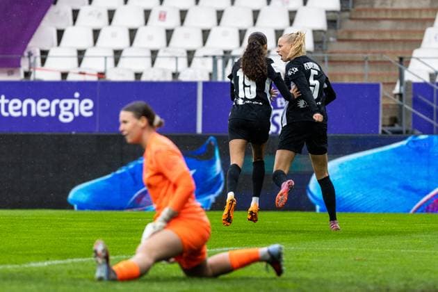 Google Pixel Frauen Bundesliga SGS Essen VfL Wolfsburg 04 10 2025 VfL Wolfsburg celebrates the goal, 0 1 by Ella Pedemors VfL Wolfsburg, 5 Google Pixel Frauen Bundesliga SGS Essen VfL Wolfsburg Stadion an der Hafenstraße, Essen, 04 10 2025 DFL regulations prohibit any use of photographs as image sequences and or quasi video Copyright: xBEAUTIFULxSPORTS Buriakovx