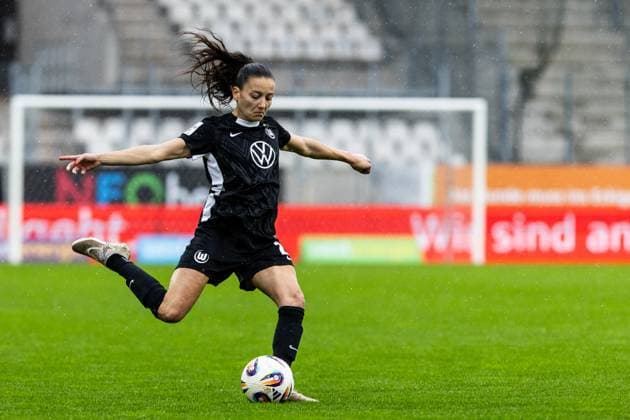 Google Pixel Frauen Bundesliga SGS Essen VfL Wolfsburg 04 10 2025 Joele Wedemeyer VfL Wolfsburg, 24 Google Pixel Frauen Bundesliga SGS Essen VfL Wolfsburg Stadion an der Hafenstraße, Essen, 04 10 2025 DFL regulations prohibit any use of photographs as image sequences and or quasi video Copyright: xBEAUTIFULxSPORTS Buriakovx