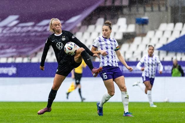 Google Pixel Frauen Bundesliga SGS Essen VfL Wolfsburg 04 10 2025 Ella Pedemors VfL Wolfsburg, 5 Google Pixel Frauen Bundesliga SGS Essen VfL Wolfsburg Stadion an der Hafenstraße, Essen, 04 10 2025 DFL regulations prohibit any use of photographs as image sequences and or quasi video Copyright: xBEAUTIFULxSPORTS Buriakovx