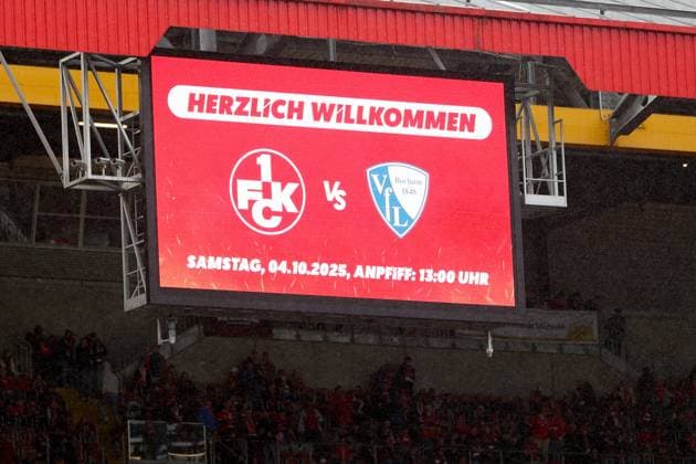 04 10 2025, xmohx, Soccer 2 Bundesliga, 1 FC Kaiserslautern VfL Bochum v l Scoreboard DFL DFB REGULATIONS PROHIBIT ANY USE OF PHOTOGRAPHS as IMAGE SEQUENCES and or QUASI VIDEO Kaiserslautern