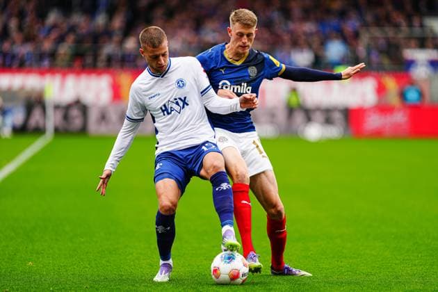 Fabian Nuernberger SV Darmstadt 98, 15 , Alexander Bernhardsson Holstein Kiel, 11 GER, Holstein Kiel vs SV Darmstadt 98, Football, 2 Bundesliga, Matchday 8, Season 2025 2026, 04 10 2025 DFL REGULATIONS PROHIBIT ANY USE OF PHOTOGRAPHS AS IMAGE SEQUENCES AND OR QUASI VIDEO GER, Holstein Kiel vs SV Darmstadt 98, Football, 2 Bundesliga, Matchday 8, Season 2025 2026, 04 10 2025 Kiel Copyright: xEibner-Pressefoto MarcelxvonxFehrnx EP_MFN