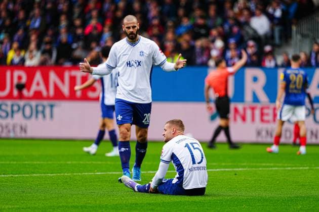 Injury Fabian Nuernberger SV Darmstadt 98, 15 GER, Holstein Kiel vs SV Darmstadt 98, Football, 2 Bundesliga, Matchday 8, Season 2025 2026, 04 10 2025 DFL REGULATIONS PROHIBIT ANY USE OF PHOTOGRAPHS AS IMAGE SEQUENCES AND OR QUASI VIDEO GER, Holstein Kiel vs SV Darmstadt 98, Football, 2 Bundesliga, Matchday 8, Season 2025 2026, 04 10 2025 Kiel Copyright: xEibner-Pressefoto MarcelxvonxFehrnx EP_MFN