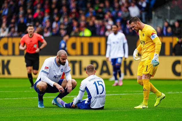 Injury Fabian Nuernberger SV Darmstadt 98, 15 GER, Holstein Kiel vs SV Darmstadt 98, Football, 2 Bundesliga, Matchday 8, Season 2025 2026, 04 10 2025 DFL REGULATIONS PROHIBIT ANY USE OF PHOTOGRAPHS AS IMAGE SEQUENCES AND OR QUASI VIDEO GER, Holstein Kiel vs SV Darmstadt 98, Football, 2 Bundesliga, Matchday 8, Season 2025 2026, 04 10 2025 Kiel Copyright: xEibner-Pressefoto MarcelxvonxFehrnx EP_MFN