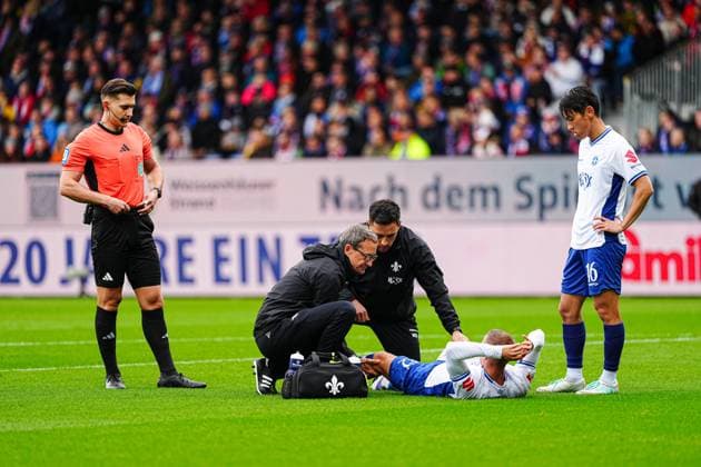Injury Fabian Nuernberger SV Darmstadt 98, 15 GER, Holstein Kiel vs SV Darmstadt 98, Football, 2 Bundesliga, Matchday 8, Season 2025 2026, 04 10 2025 DFL REGULATIONS PROHIBIT ANY USE OF PHOTOGRAPHS AS IMAGE SEQUENCES AND OR QUASI VIDEO GER, Holstein Kiel vs SV Darmstadt 98, Football, 2 Bundesliga, Matchday 8, Season 2025 2026, 04 10 2025 Kiel Copyright: xEibner-Pressefoto MarcelxvonxFehrnx EP_MFN