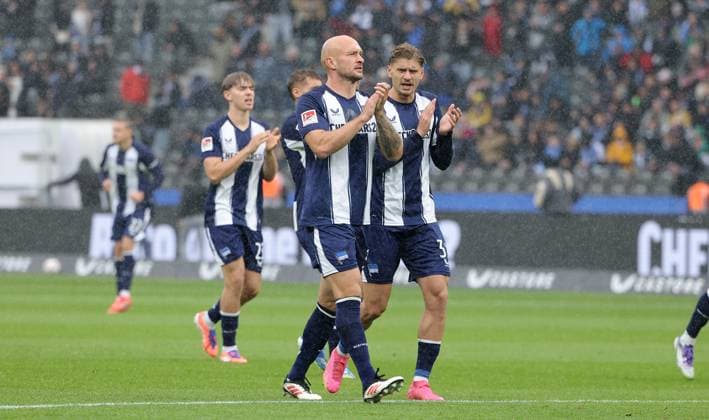 Toni Leistner, Marton Dardai greet the fans Sport Football Soccer DFL 2 Bundesliga Men 8 Matchday Season 2025 2026 04 10 2025 Hertha BSC Berlin vs Preußen Münster DFL regulations prohibit any use of photographs as image sequences and or quasi video