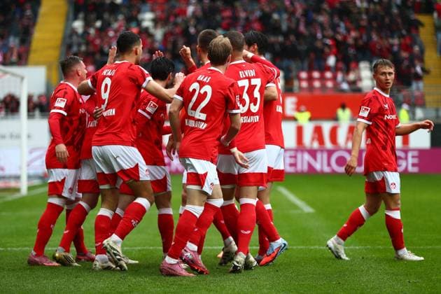 04 10 2025, xmohx, Fußball 2 Bundesliga, 1 FC Kaiserslautern VfL Bochum v l Torjubel nach dem Tor zum celebrating the goal celebrate 1 0 durch Ivan Prtajin 1 FC Kaiserslautern DFL DFB REGULATIONS PROHIBIT ANY USE OF PHOTOGRAPHS as IMAGE SEQUENCES and or QUASI VIDEO Kaiserslautern