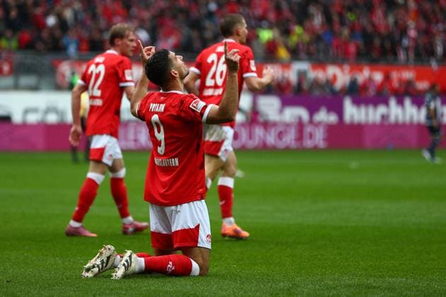 04 10 2025, xmohx, Fußball 2 Bundesliga, 1 FC Kaiserslautern VfL Bochum v l Torjubel nach dem Tor zum celebrating the goal celebrate 1 0 durch Ivan Prtajin 1 FC Kaiserslautern DFL DFB REGULATIONS PROHIBIT ANY USE OF PHOTOGRAPHS as IMAGE SEQUENCES and or QUASI VIDEO Kaiserslautern