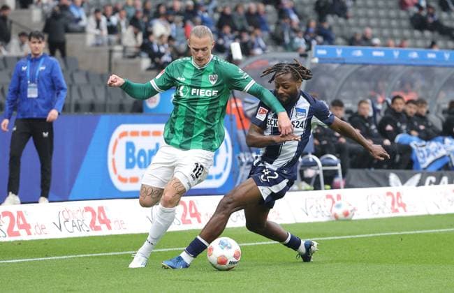Marvin Schulz, Deyovaisio Zeefuik duel Match scene Action Sport Soccer Football DFL 2 Bundesliga Men 8 Matchday Season 2025 2026 04 10 2025 Hertha BSC Berlin vs Preußen Münster DFL regulations prohibit any use of photographs as image sequences and or quasi video