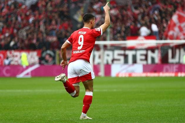 04 10 2025, xmohx, Fußball 2 Bundesliga, 1 FC Kaiserslautern VfL Bochum v l Torjubel nach dem Tor zum celebrating the goal celebrate 1 0 durch Ivan Prtajin 1 FC Kaiserslautern DFL DFB REGULATIONS PROHIBIT ANY USE OF PHOTOGRAPHS as IMAGE SEQUENCES and or QUASI VIDEO Kaiserslautern