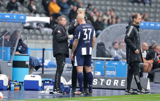 Toni Leistner is treated on the head Injury Sports Football Soccer DFL 2 Bundesliga Men 8 Matchday Season 2025 2026 04 10 2025 Hertha BSC Berlin vs Preußen Münster DFL regulations prohibit any use of photographs as image sequences and or quasi video