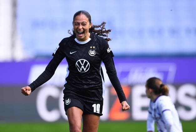 Soccer Google Pixel Womens Bundesliga Season 2025 2026 5 Matchday SGS Essen VfL Wolfsburg on 04 10 2025 at Stadion an der Hafenstraße in Essen Goal celebration to 0 4 by Kessya Bussy VfL Wolfsburg DFB regulations prohibit any use of photographs as image sequences and or quasi video Nordrhein Westfalen Germany