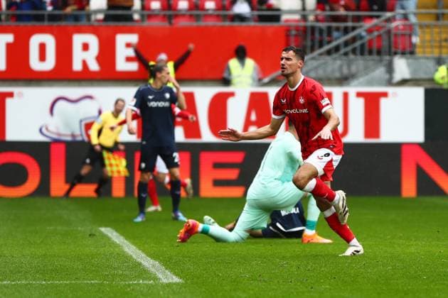 04 10 2025, xmohx, Fußball 2 Bundesliga, 1 FC Kaiserslautern VfL Bochum v l Torjubel nach dem Tor zum celebrating the goal celebrate 1 0 durch Ivan Prtajin 1 FC Kaiserslautern Timo Horn VfL Bochum DFL DFB REGULATIONS PROHIBIT ANY USE OF PHOTOGRAPHS as IMAGE SEQUENCES and or QUASI VIDEO Kaiserslautern