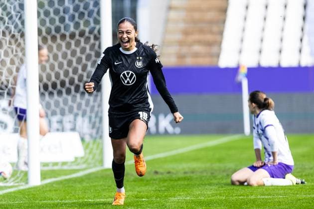 Google Pixel Frauen Bundesliga SGS Essen VfL Wolfsburg 04 10 2025 VfL Wolfsburg celebrates the goal, 0 4 by Kessya Bussy VfL Wolfsburg, 19 Google Pixel Frauen Bundesliga SGS Essen VfL Wolfsburg Stadion an der Hafenstraße, Essen, 04 10 2025 DFL regulations prohibit any use of photographs as image sequences and or quasi video Copyright: xBEAUTIFULxSPORTS Buriakovx