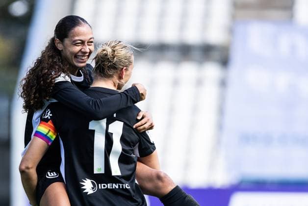 Google Pixel Frauen Bundesliga SGS Essen VfL Wolfsburg 04 10 2025 VfL Wolfsburg celebrates the goal, 0 4 by Kessya Bussy VfL Wolfsburg, 19 Alexandra Popp VfL Wolfsburg, 11 Google Pixel Frauen Bundesliga SGS Essen VfL Wolfsburg Stadion an der Hafenstraße, Essen, 04 10 2025 DFL regulations prohibit any use of photographs as image sequences and or quasi video Copyright: xBEAUTIFULxSPORTS Buriakovx
