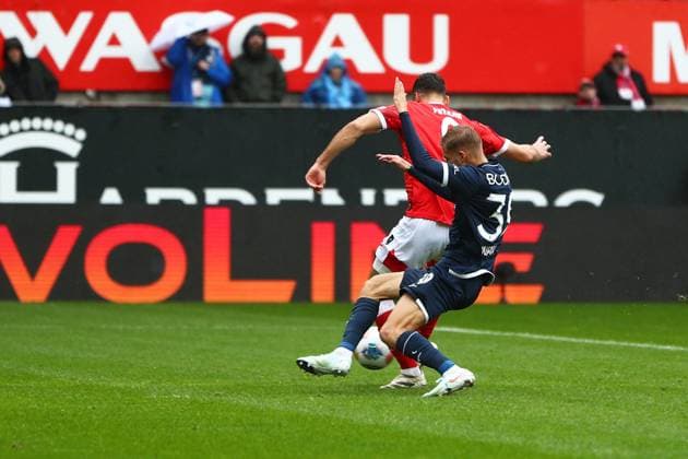 04 10 2025, xmohx, Fussball 2 Bundesliga, 1 FC Kaiserslautern VfL Bochum v l Ivan Prtajin 1 FC Kaiserslautern Torschuetze, erzielt das Tor, Treffer, scores the goal 1 0 Leandro Morgalla VfL Bochum DFL DFB REGULATIONS PROHIBIT ANY USE OF PHOTOGRAPHS as IMAGE SEQUENCES and or QUASI VIDEO Kaiserslautern